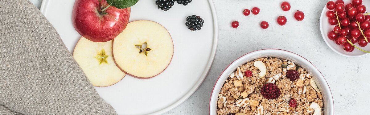Bio-Müsli mit getrockneten Apfelstücken und roten Johannisbeeren.