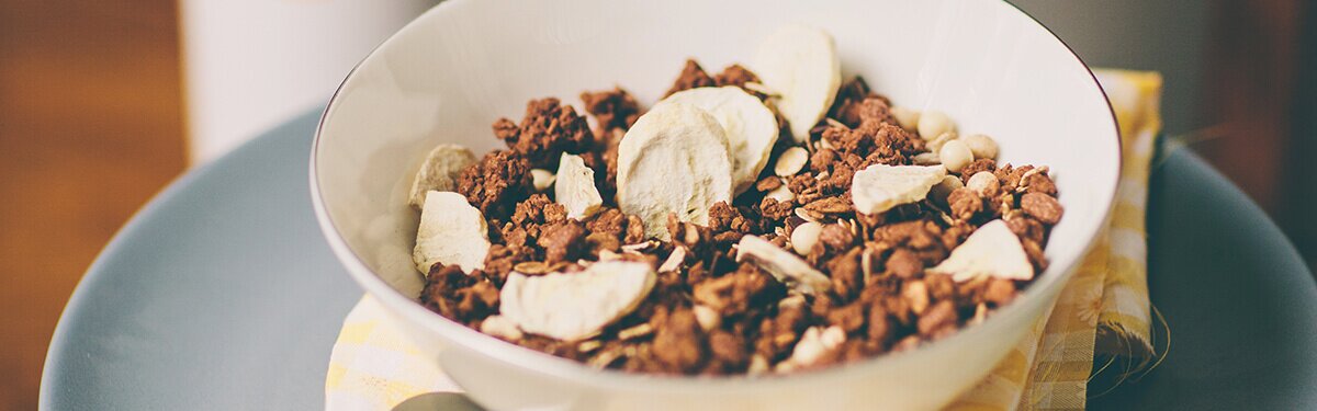 Schoko-Banane Bio-Müsli im Portionsbecher.