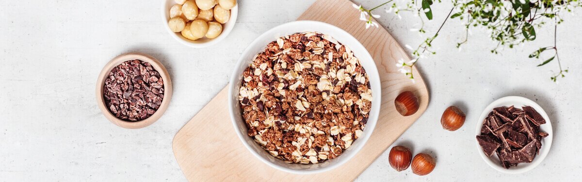 Muesli in der Schale mit Kakaosplitter und Nuss