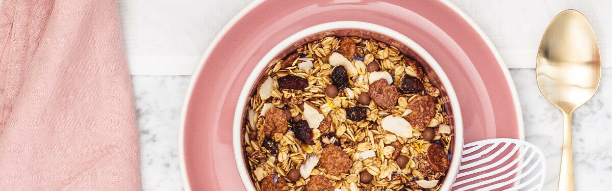 Bio-Müsli mit leckeren Krokantkugeln.