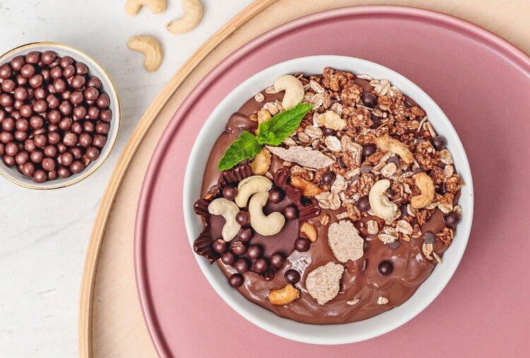 article3b-muesli-christmas-choco.jpg Muesli in der Schuessel mit Schokolade und karamellisierten Cashews