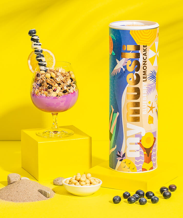 article3b-blueberrylemoncake.jpg Blueberry Lemon Cake Muesli mit gelbem Hintergrund