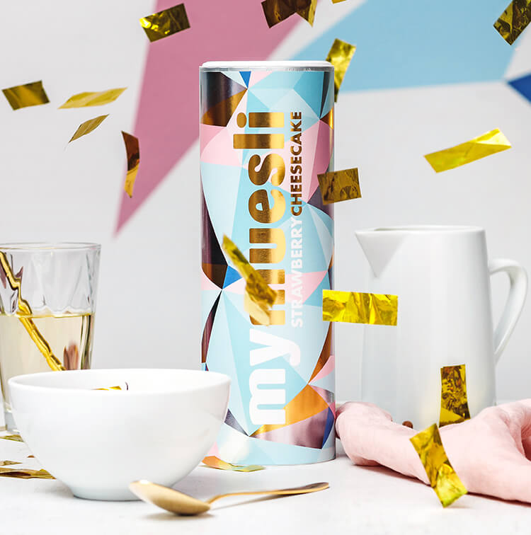 mymuesli Strawberry Cheesecake Muesli Dose mit Deko in Gold und Weiss