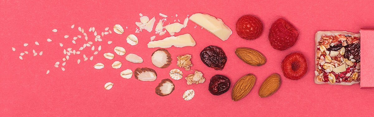 Bio-Müsliriegel mit vielen Früchten und weißer Bio-Schokolade.