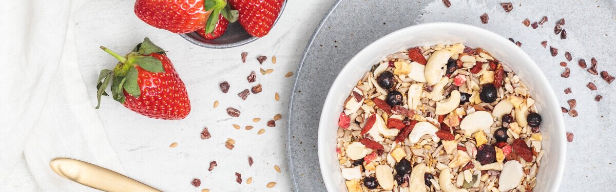 Knackige Sonnenblumenkerne und erlesene Hanfnüsse mit einer Extraportion Beeren
