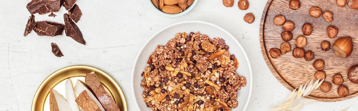 Chocolate Hazelnut Almonda Granola mit Schokolade und Nuessen