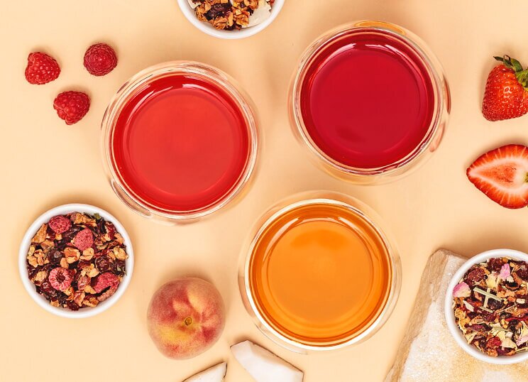 Tree of Tea Teeglaeser mit roten und orangen Teesorten und verschiedene lose Bio Blatttees
