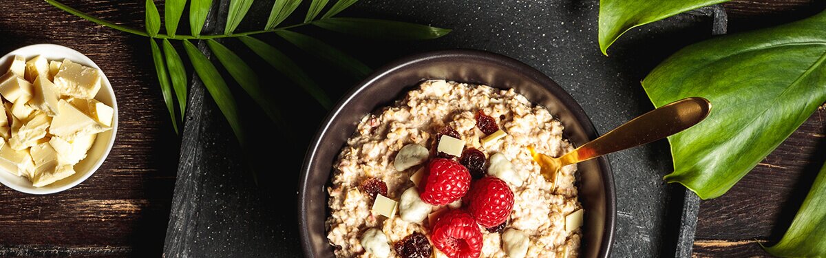 Bio-Haferbrei mit weißer Schokolade und Himbeeren
