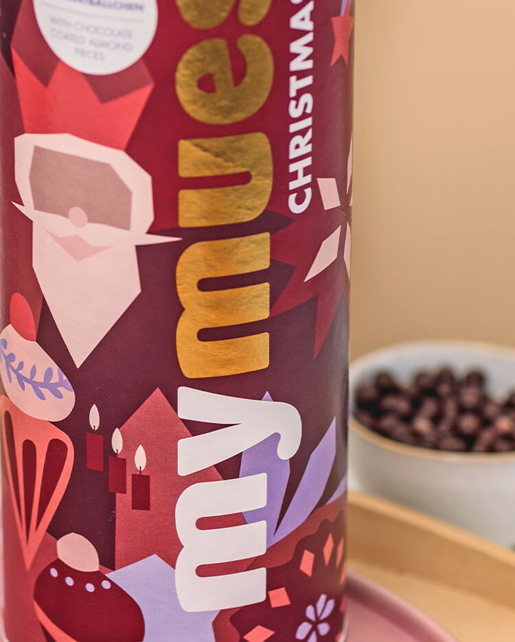article4b-muesli-christmas-choco.jpg Rote mymuesli Dose in weihnachtlichem Design