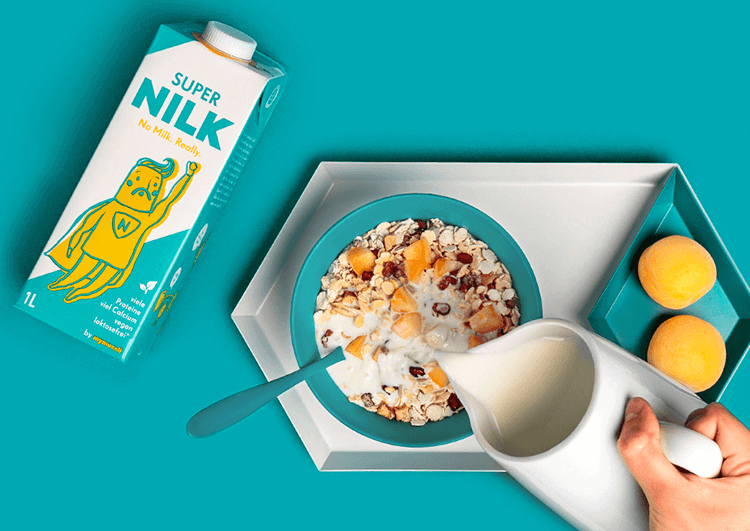 Probier dieses Bio-Müsli doch mal mit unserer neuen pflanzlichen Milchalternative Nilk! Super Nilk basiert auf Erbsenprotein und enthält viel Eiweiß, viel Calcium, viele Ballaststoffe und ist eine Quelle von Omega-3-Fettsäuren. Sie ist vegan, laktosefrei und glutenfrei. Besonders lecker schmeckt sie als Shake zusammen mit diesem Müsli und einer Banane. Jetzt dazu bestellen!