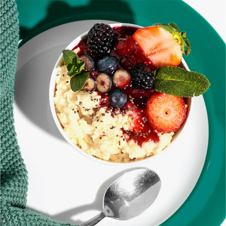 Kokos Nilk Hirsebrei mit Kokosblütenzucker und frischen Beeren