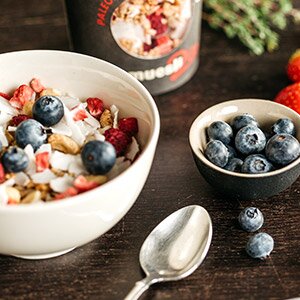 Die Beeren kommen zusammen mit dem paleo Müsli in den Mixer