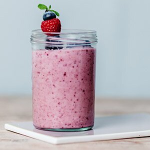 Paleo Smoothie mit frischen Beeren und Kokosmilch für das Frühstück oder als Snack zwischendurch