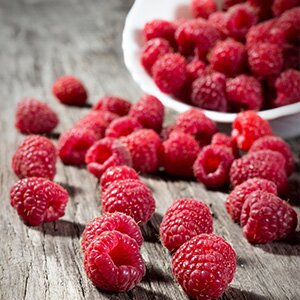 Frische Himbeeren machen diesen Käsekuchen zu einem Highlight bei jeder Sommerparty