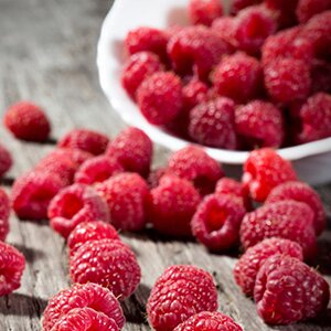 Zum Frühstück frisch gebackene Chia-Brötchen genießen, am besten mit selbstgemachter Chia-Marmelade