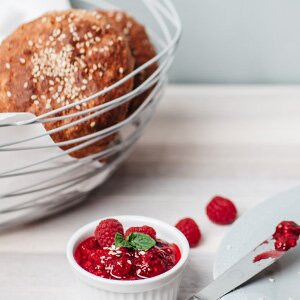 Chia-Brötchen sind eiweißhaltig, ballaststoffreich und enthalten wertvolle Nährstoffe wie Zink, Magnesium und Omega-3-Fettsäuren.