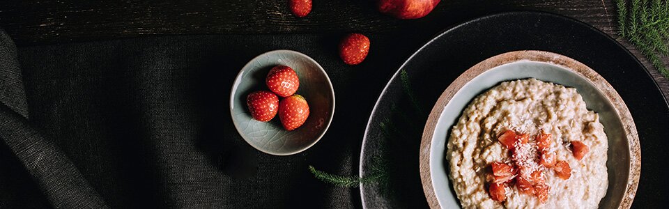 Verfeinert mit süßen Erdbeeren, fruchtigen Apfelstücken und knackigem Corn-Crisper