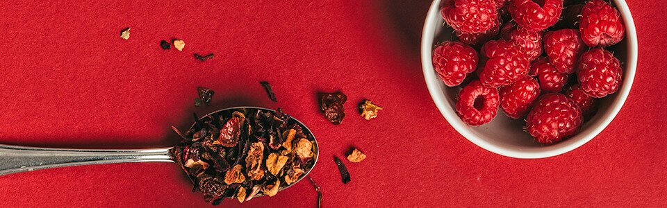 Köstliche Zutaten aus Wildsammlungen. Red Ruby Früchtetee.