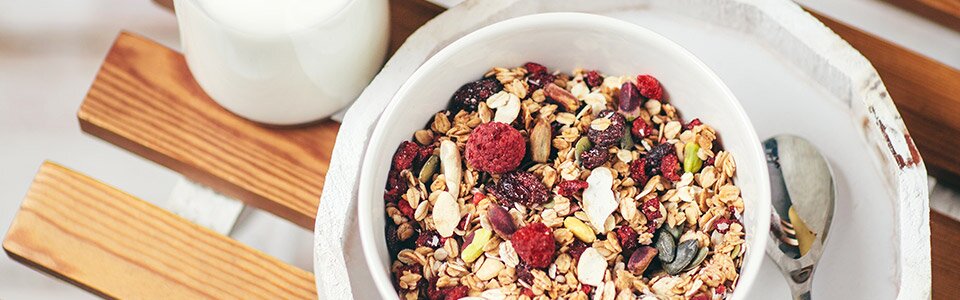 Granola mit Früchten und Nüssen