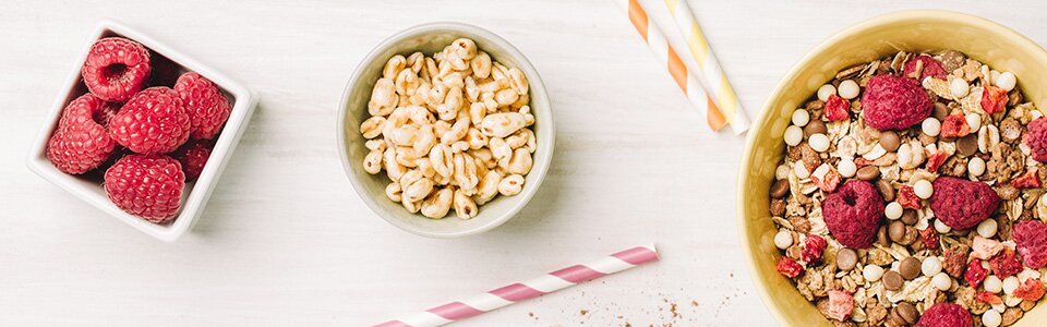 Müsli für Kinder mit leckerem Schoko-Crunch, Himbeeren und Hone-Boons