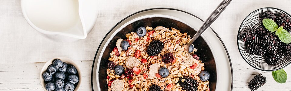 Granola mit Brombeeren, Himbeeren und Chia-Samen