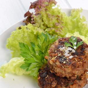 Fleischpflanzerl aus gemischtem Hackfleisch mit Salat