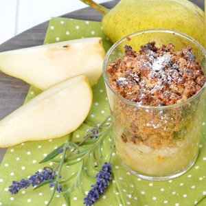 Die Streusel des Müsli-Crumbles werden mit Honig, Mandeln und Bircher-Müsli gebacken