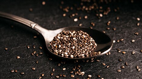 Chia-Samen ins Proteinmüsli mixen