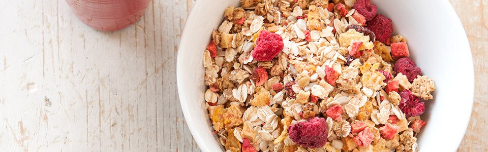 Müsli mit Himbeeren, Erdbeeren und Cranberries