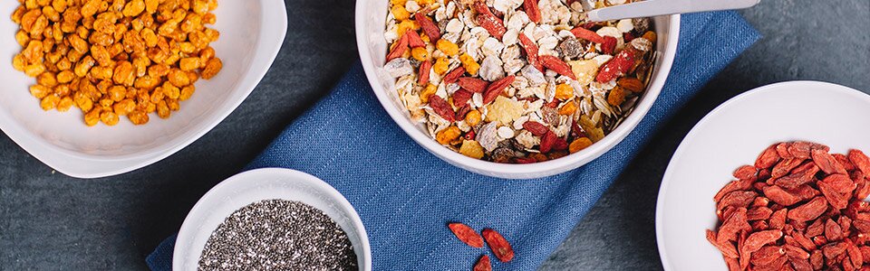 Dank Sanddorn, Gojibeeren und Chia-Samen stecken viele wertvolle Inhaltsstoffe wie Vitamin C im Sanddorn-Müesli