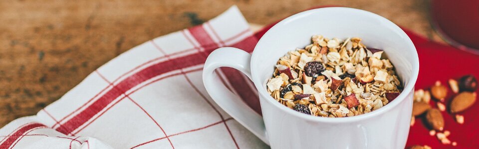 Granola mit Apfel und Mandeln
